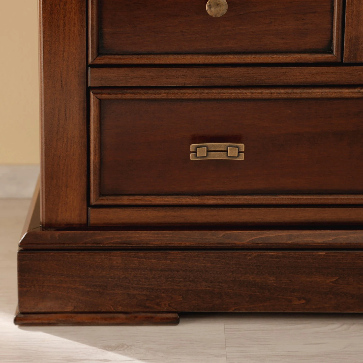 Ridgevalley Standvitrine Brieux - Tulpenbaum teilmassiv - Tulpenbaum Antik 8 Ridgevalley Standvitrine Brieux - Tulpenbaum teilmassiv - Tulpenbaum Antik – Bild 8