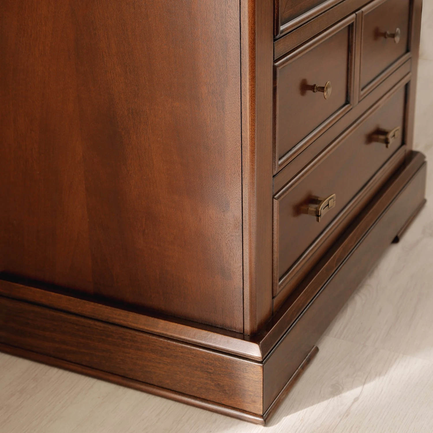 Ridgevalley Standvitrine Brieux - Tulpenbaum teilmassiv - Tulpenbaum Antik 9 Ridgevalley Standvitrine Brieux - Tulpenbaum teilmassiv - Tulpenbaum Antik – Bild 9