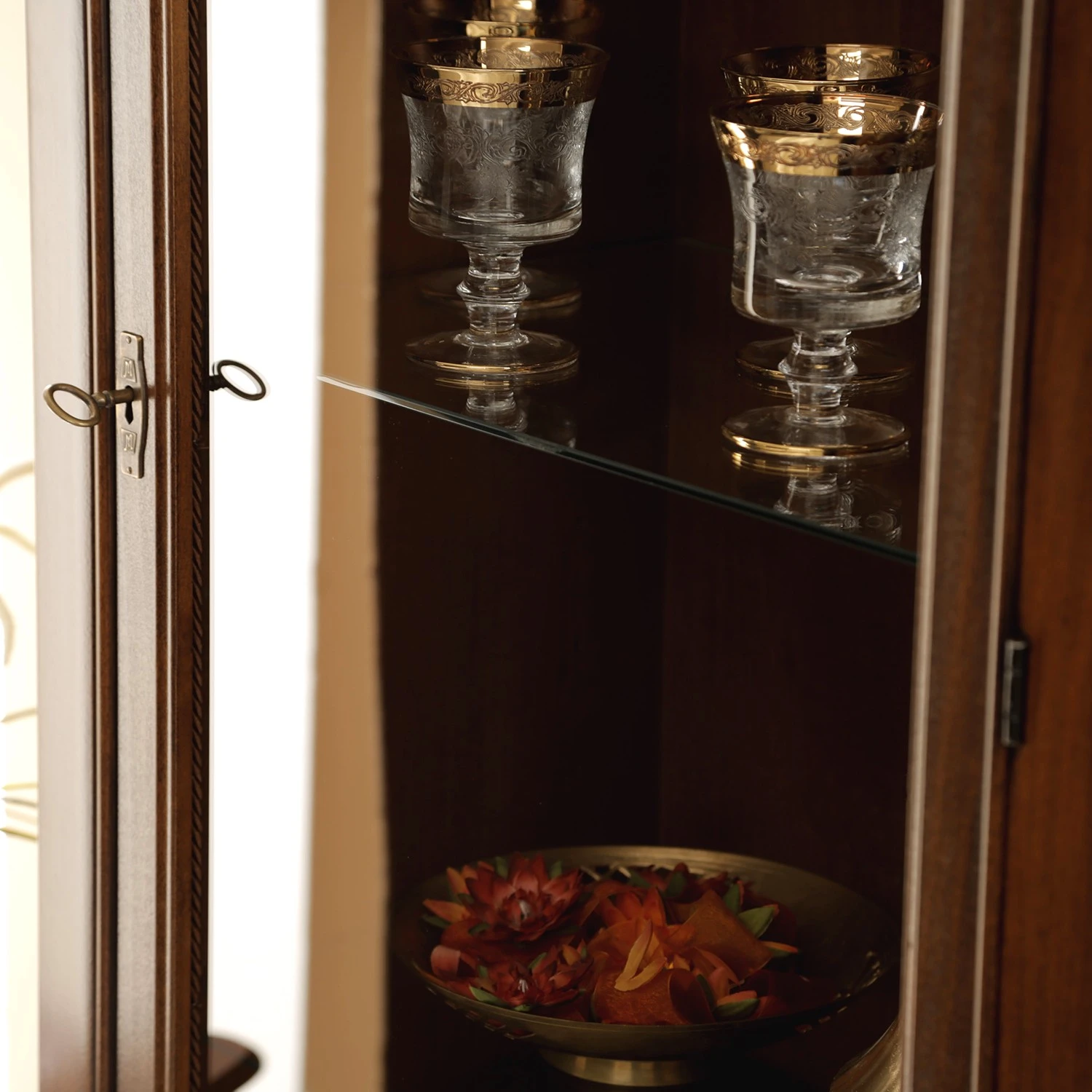 Ridgevalley Standvitrine Brieux - Tulpenbaum teilmassiv - Tulpenbaum Antik 11 Ridgevalley Standvitrine Brieux - Tulpenbaum teilmassiv - Tulpenbaum Antik – Bild 11