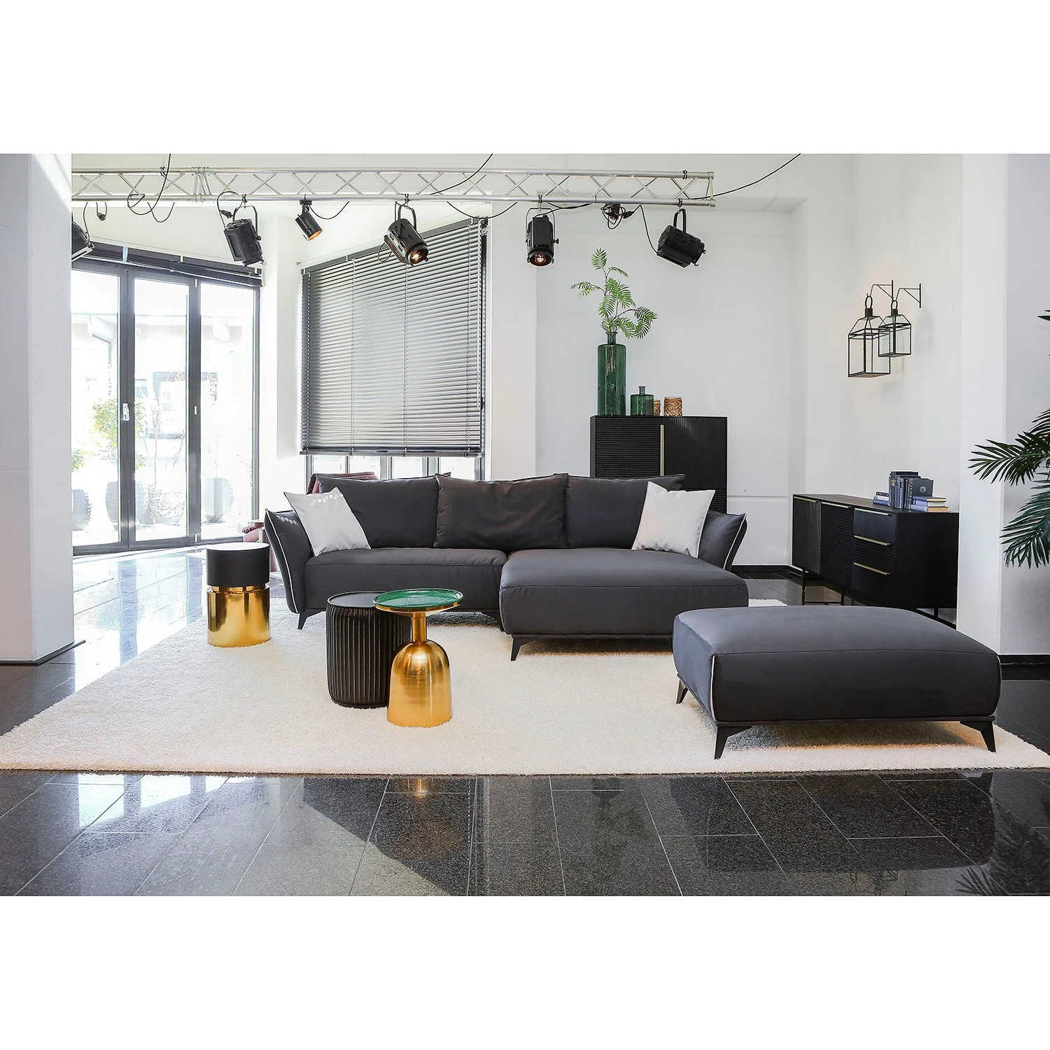 Red Living Sideboard Soyons - Akazie massiv / Metall - Schwarz / Gold 2 Red Living Sideboard Soyons - Akazie massiv / Metall - Schwarz / Gold – Bild 2