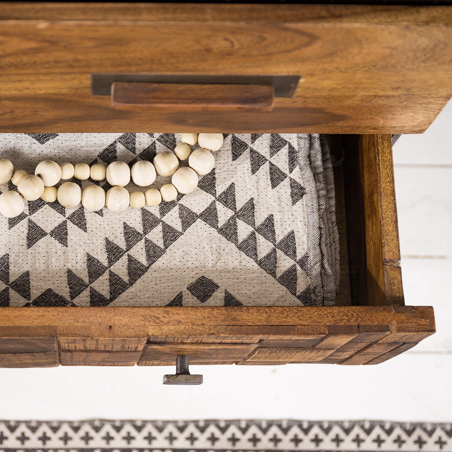 Wolf-Möbel Kommode Bazac - Akazie massiv - Akazie / Dunkelgrau 14 Wolf-Möbel Kommode Bazac - Akazie massiv - Akazie / Dunkelgrau – Bild 14