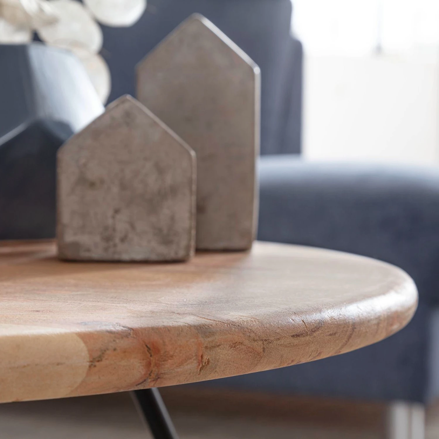 Naturoo Couchtisch Heusse II - Akazie massiv / Metall - Mango / Schwarz 4 Naturoo Couchtisch Heusse II - Akazie massiv / Metall - Mango / Schwarz – Bild 4