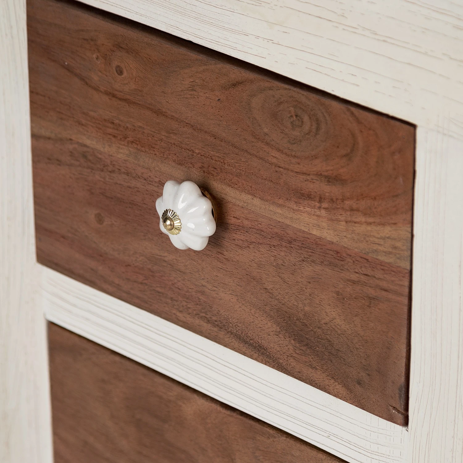 Wolf-Möbel Kommode Maison I - Akazie massiv - Akazie Stone / Antik Weiß 8 Wolf-Möbel Kommode Maison I - Akazie massiv - Akazie Stone / Antik Weiß – Bild 8