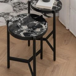 Studio Copenhagen Beistelltisch Abee I (2er-Set) - Marmor Schwarz Dekor / Schwarz 17 Studio Copenhagen Beistelltisch Abee I (2er-Set) - Marmor Schwarz Dekor / Schwarz -Wohnzimmermöbel boutique en ligne 1000270348 220823 023 MOOD DETAILS P000000001000270348 mood