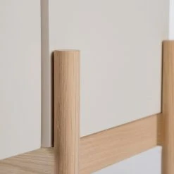 Studio Copenhagen Sideboard Cooby II - Muschelweiß / Eiche Hell 16 Studio Copenhagen Sideboard Cooby II - Muschelweiß / Eiche Hell -Wohnzimmermöbel boutique en ligne 1000276948 220713 055 DETAILS P000000001000276948