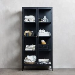 Loftscape Vitrinenschrank Angelus I - Metall / Glas - Schwarz 13 Loftscape Vitrinenschrank Angelus I - Metall / Glas - Schwarz -Wohnzimmermöbel boutique en ligne 1000304065 211026 13053600052 MOOD DETAILS P000000001000304065 mood