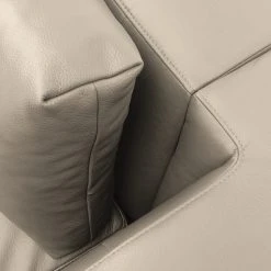 Studio Copenhagen Ecksofa Madison I - Echtleder Neka: Hellgrau - Breite: 319 cm - Ottomane davorstehend links -Wohnzimmermöbel boutique en ligne 1000333898 220301 090 DETAILS P000000001000333898