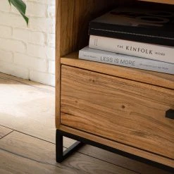 Ars manufacti TV-Lowboard Woodson V - Akazie massiv / Metall - Akazie Hellbraun -Wohnzimmermöbel boutique en ligne 1000339799 220311 075 DETAILS P000000001000339799