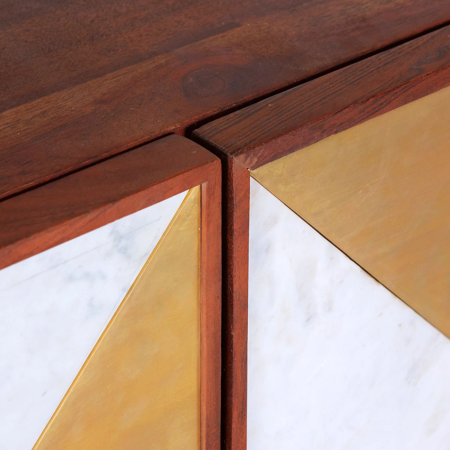 Red Living Kommode Aulnoy - Akazie massiv / Metall - Akazie / Messing 4 Red Living Kommode Aulnoy - Akazie massiv / Metall - Akazie / Messing – Bild 4