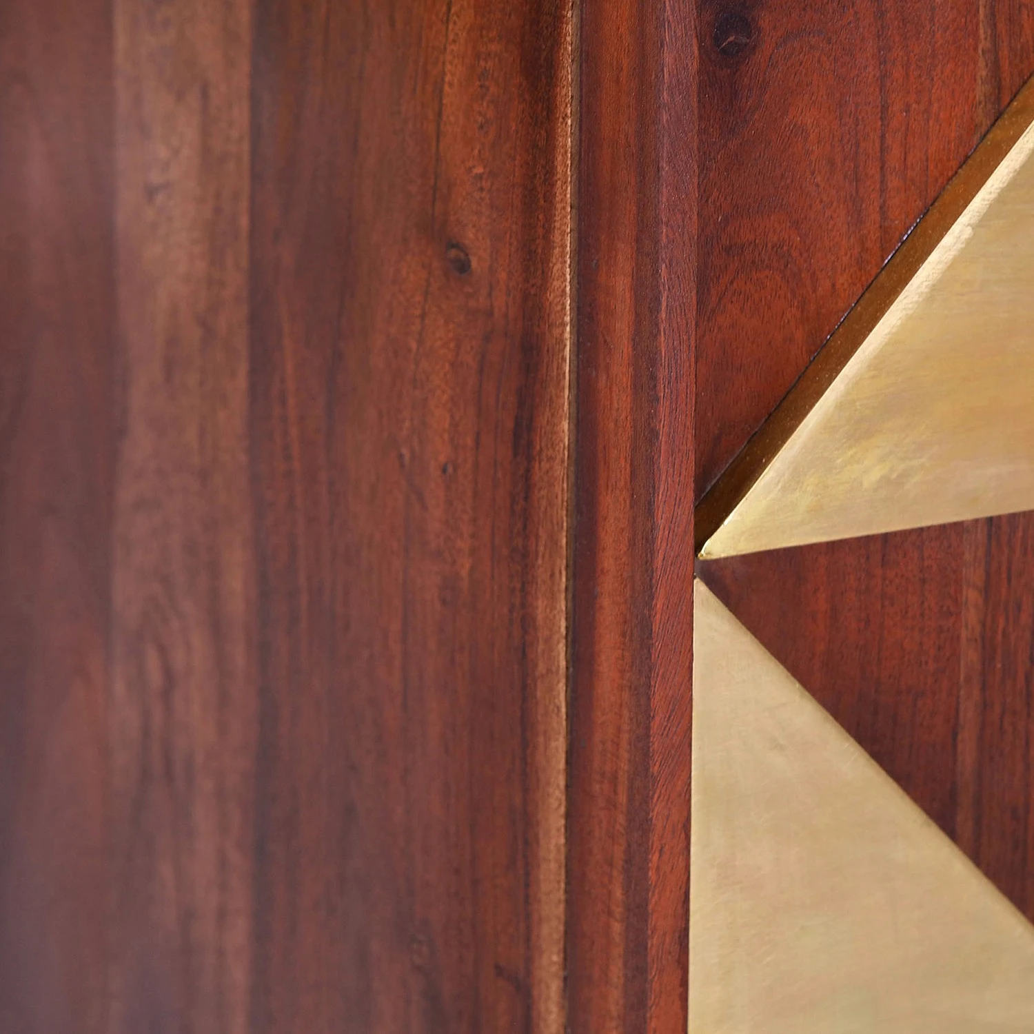 Red Living Kommode Aulnoy - Akazie massiv / Metall - Akazie / Messing 6 Red Living Kommode Aulnoy - Akazie massiv / Metall - Akazie / Messing – Bild 6