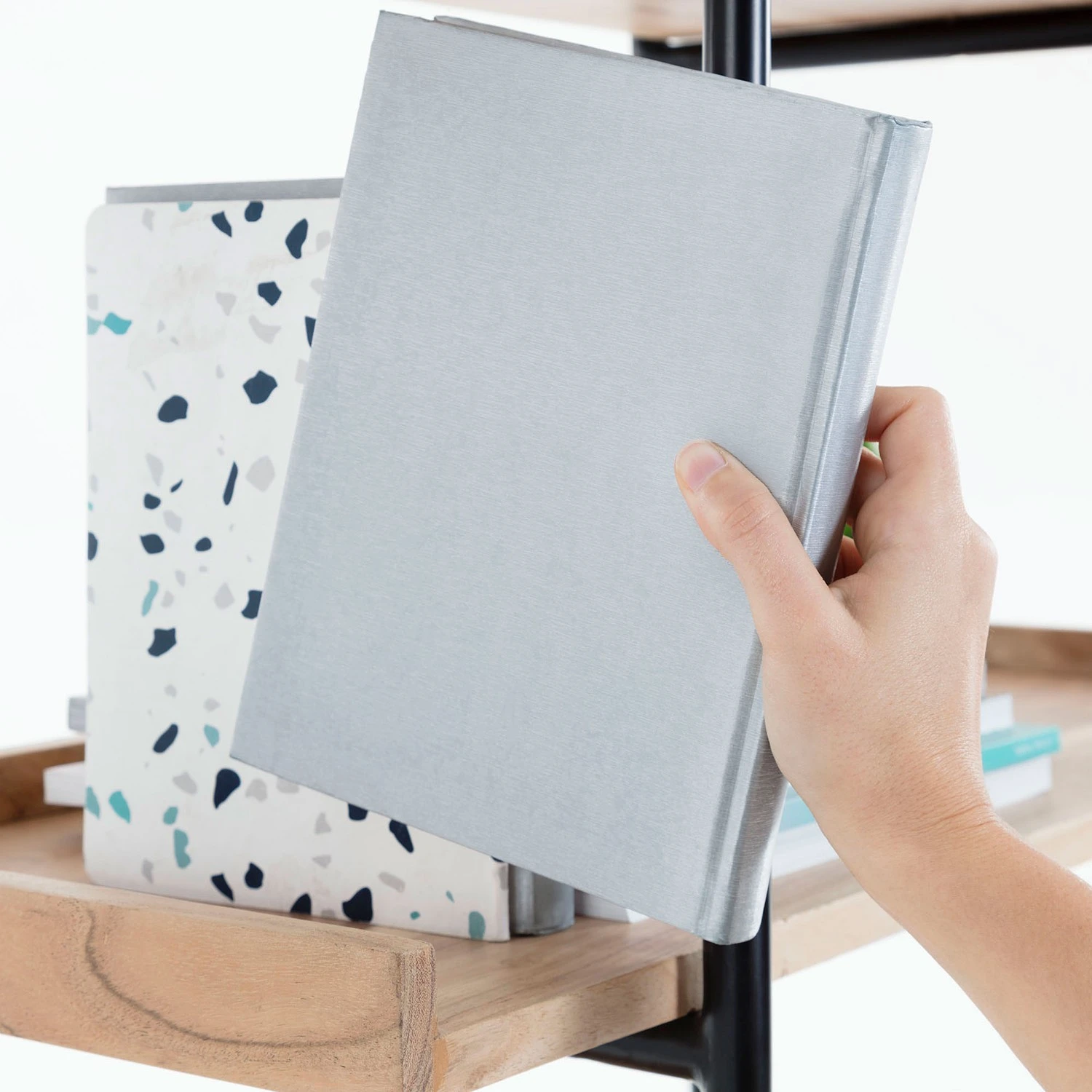 Red Living Regal Breitbride II - Akazie massiv / Metall - Akazie / Schwarz 10 Red Living Regal Breitbride II - Akazie massiv / Metall - Akazie / Schwarz – Bild 10