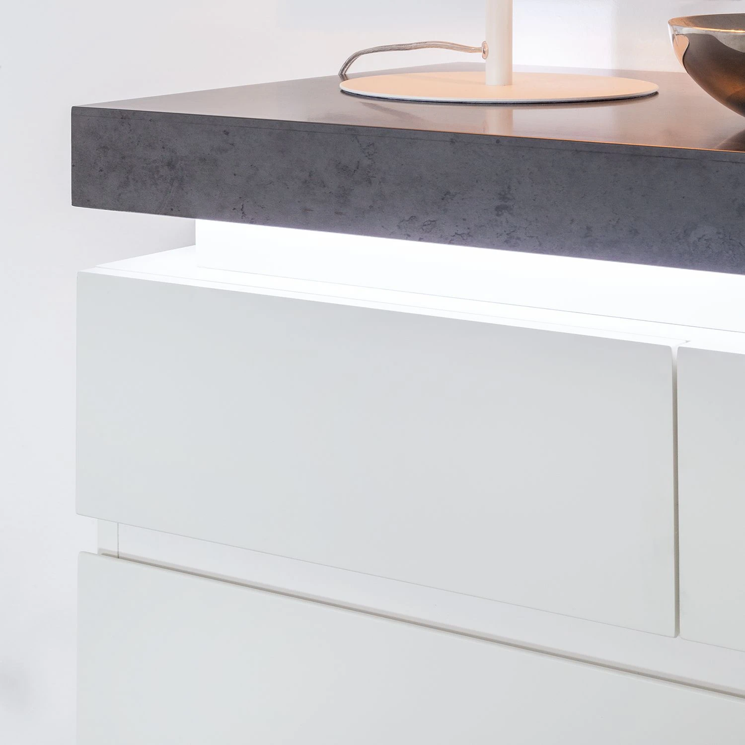 Fredriks Kommode Namona II - Inkl. Beleuchtung - Beton Dekor / Weiß 7 Fredriks Kommode Namona II - Inkl. Beleuchtung - Beton Dekor / Weiß – Bild 7