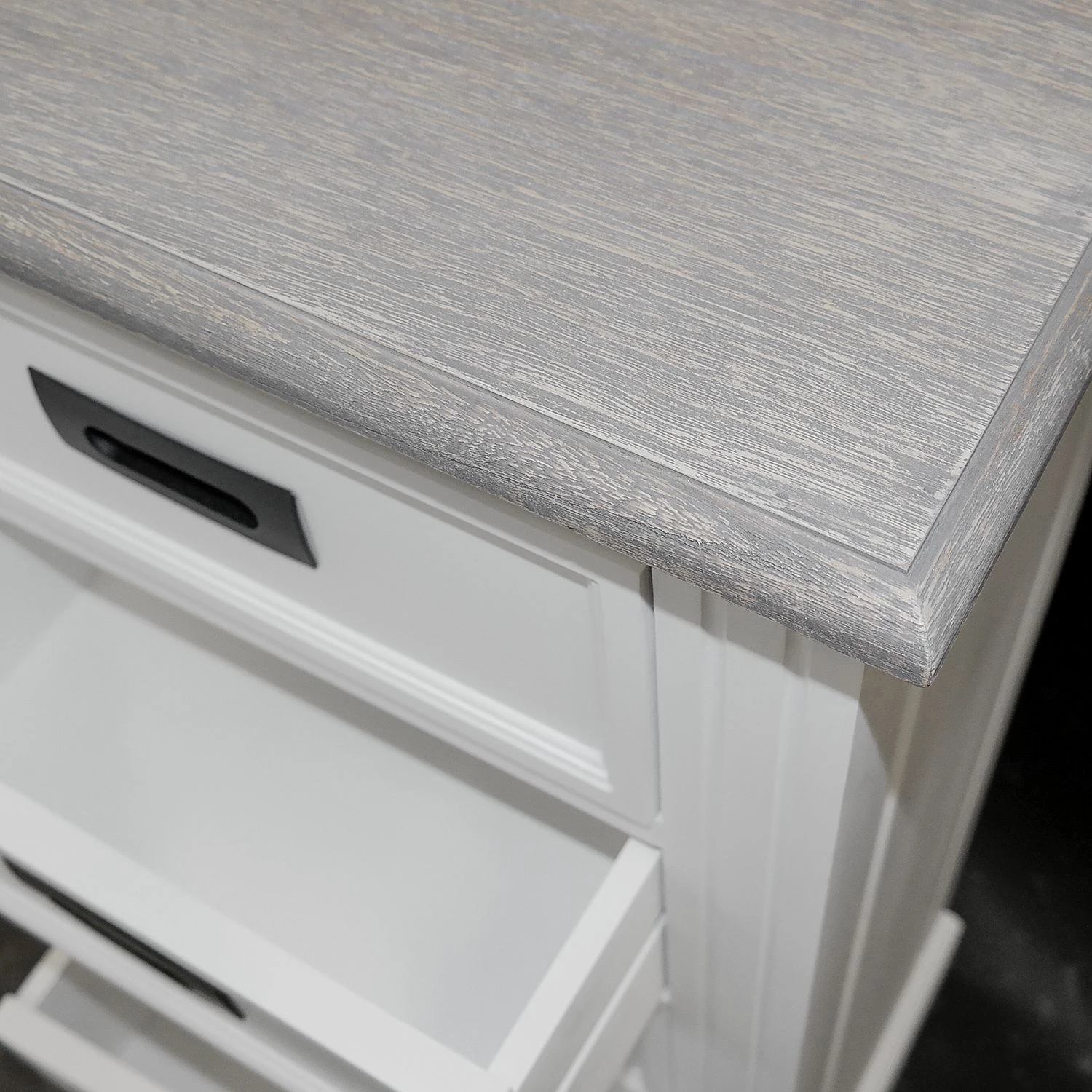 Maison Belfort Kommode Nasinu II - Paulownia teilmassiv - Weiß / Antik Grau 4 Maison Belfort Kommode Nasinu II - Paulownia teilmassiv - Weiß / Antik Grau – Bild 4